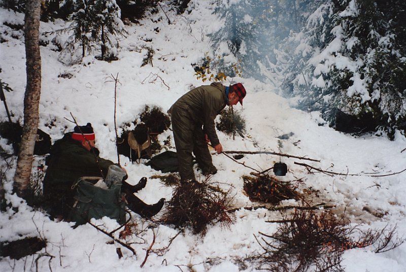 21-11-2012 22-34-08_0003.jpg - Her er det kaffekok ved Elghytta, - helt nordvest på Rennsjøkjølan. Birger og Kåre